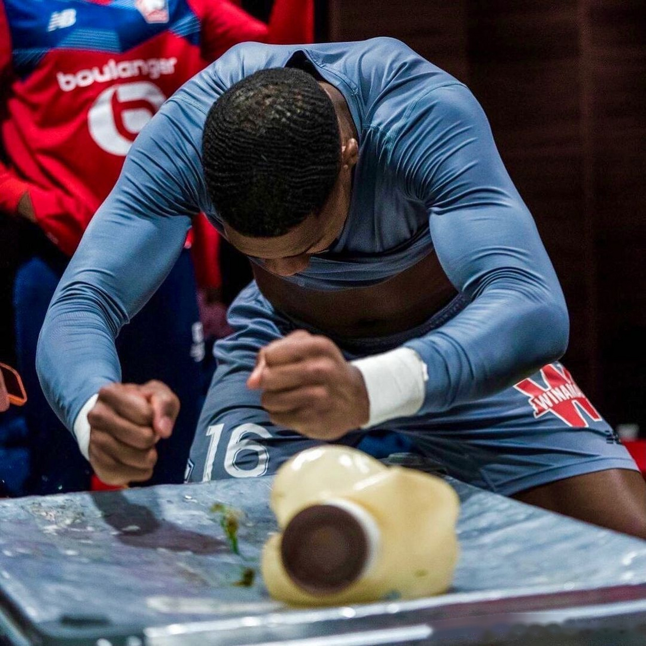 包含迈阿密热火迎法甲关键赛，赛前更衣室发声，气氛紧张，团队化学反应显著的词条